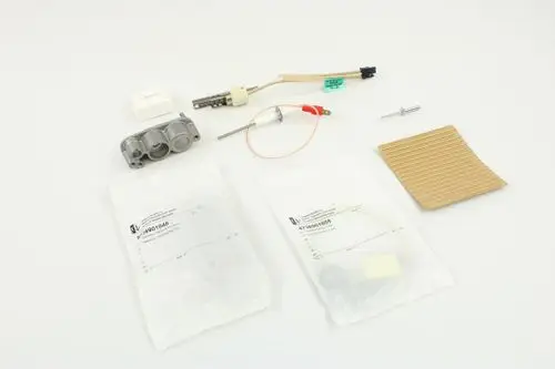 BOSCH Zündungsset mit verschiedenen Komponenten, darunter ein Gehäuse, elektrische Anschlüsse und Verpackungen, auf hellem Hintergrund angeordnet.